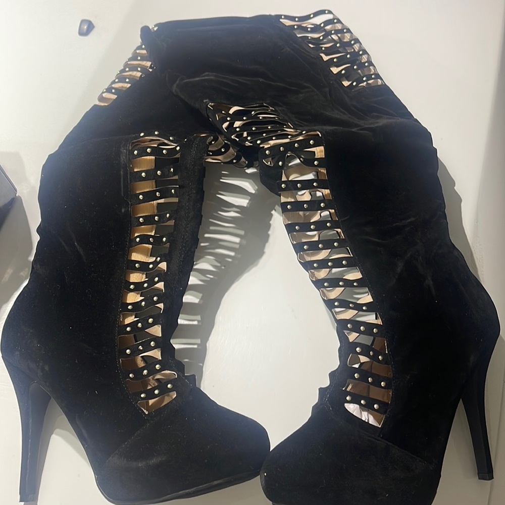 Black and gold 9w heeled boots